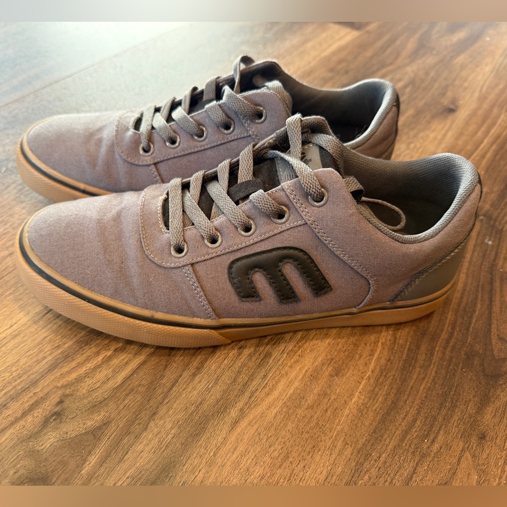 Etnies Men's size 8.5 Gray and Black Sneakers. Like new.